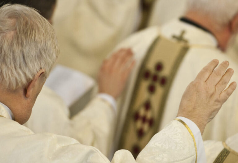 El presidente de la Comisión de Liturgia sobre el ‘no’ a bendecir las uniones gais: “Son