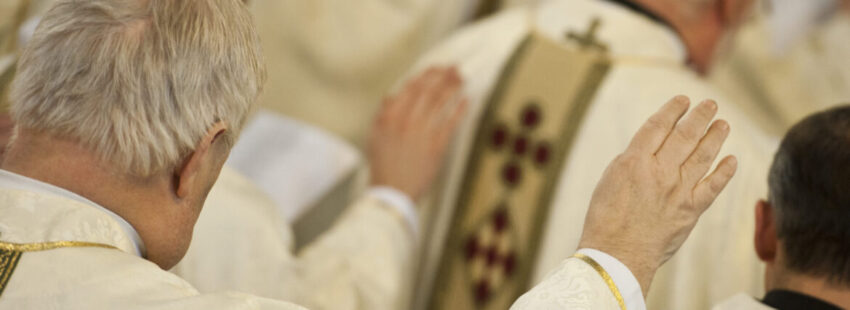 El presidente de la Comisión de Liturgia sobre el ‘no’ a bendecir las uniones gais: “Son