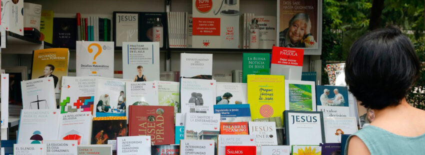 El libro religioso se reinventa para sobrevivir