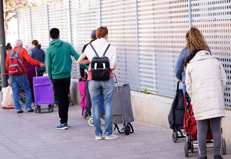 La Iglesia de Valencia, al rescate de las colas del hambre: “He llegado al límite”