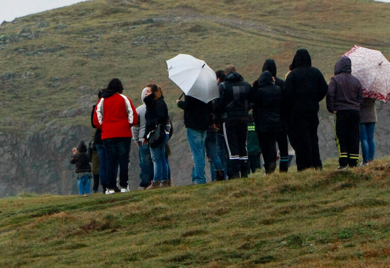 gente junto a acantilado