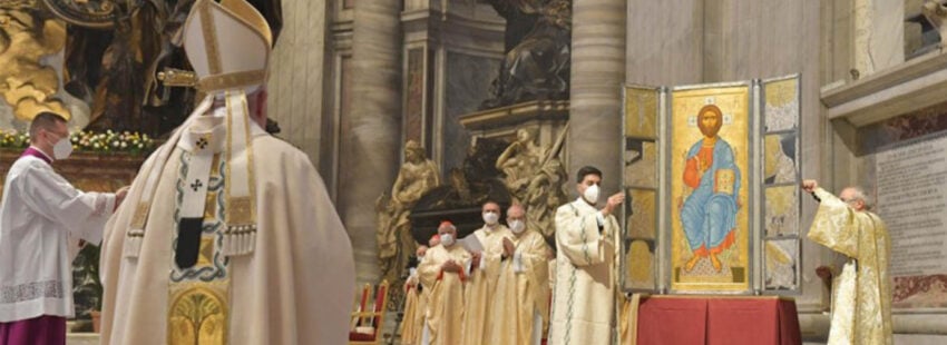 El papa Francisco preside la misa del Domingo de Pascua ante un grupo representativo de fieles