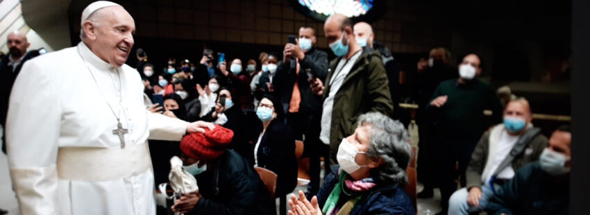 El papa Francisco con los pobres que se vacunan en el Vaticano en su santo