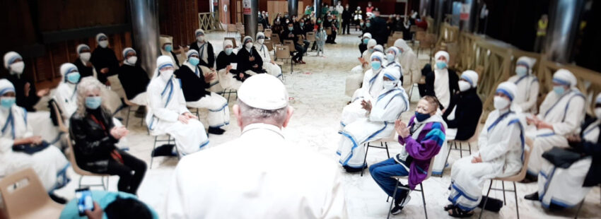 El papa Francisco con los pobres que se vacunan en el Vaticano en su santo