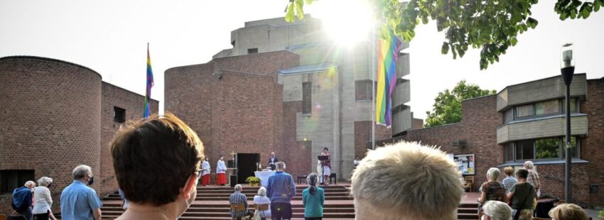 Bendición a parejas gais en la parroquia Cristo Resucitado de Colonia Alemania)