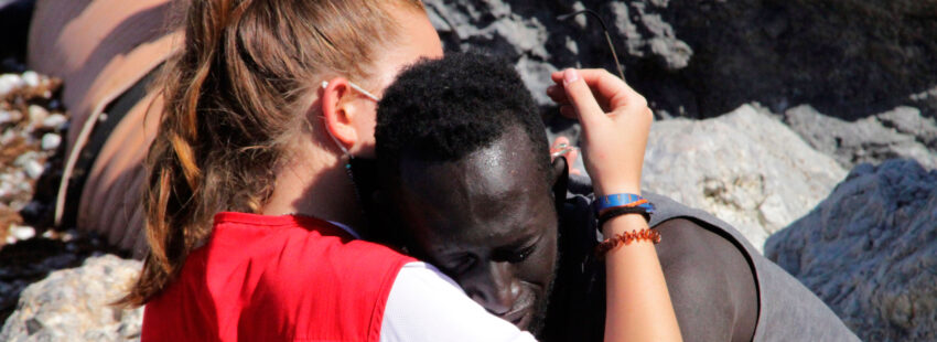 Abrazo en la frontera de Ceuta y Marruecos