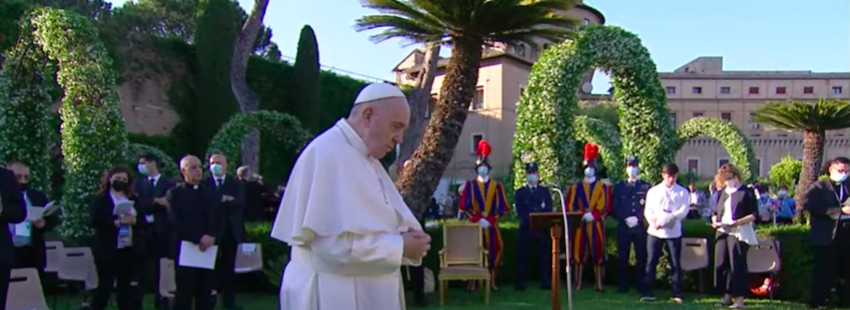 francisco rezando en los jardines vaticanos