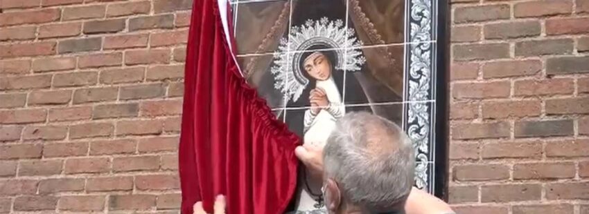 Osoro inaugura un mosaico de la Virgen de la Paloma y reza por las víctimas de la explosión