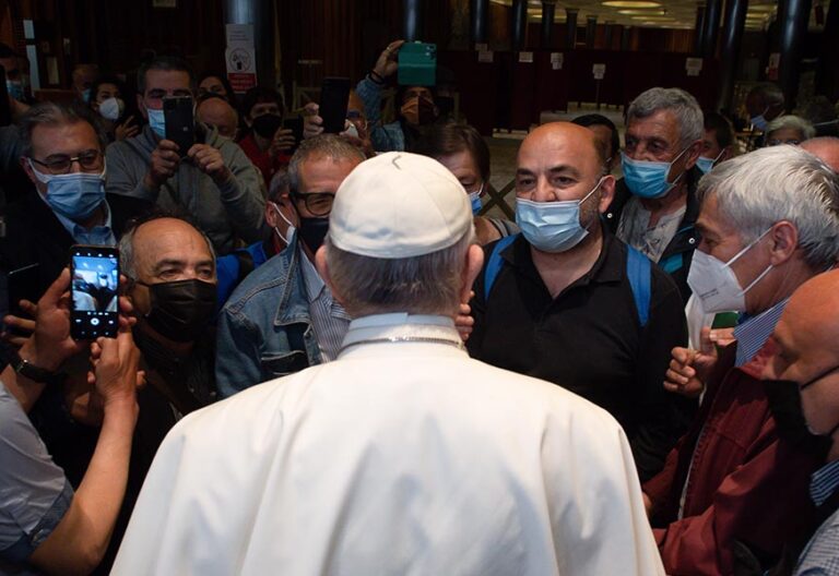 Francisco concluye el Año Laudato si’ con los sintecho