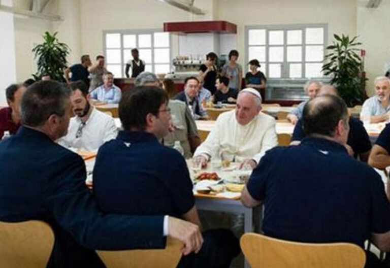 El Papa almuerza con trabajadores del Vaticano