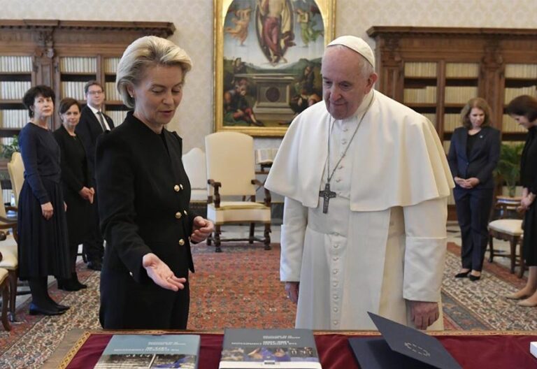Francisco recibe a Ursula von der Leyen con las migraciones y la crisis de Oriente Medio sobre la