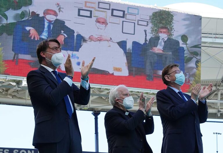 Los jóvenes de la fundación del Papa invitan a sumarse a la cadena de oración por su salud