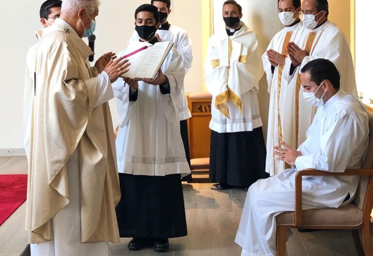 México: ordenan diácono a un joven con problemas de columna y su mensaje conmueve en las redes