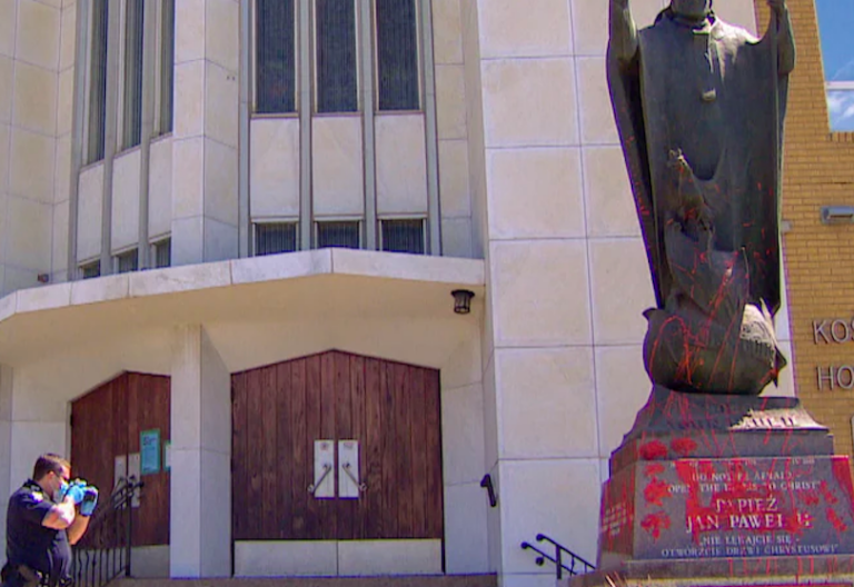 Vandalizada en Canadá una estatua de Juan Pablo II en medio del escándalo por las tumbas de