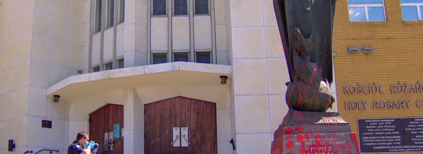 Vandalizada en Canadá una estatua de Juan Pablo II en medio del escándalo por las tumbas de