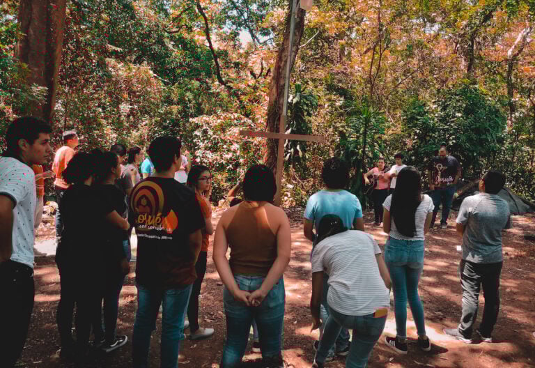 jóvenes cruz en medio