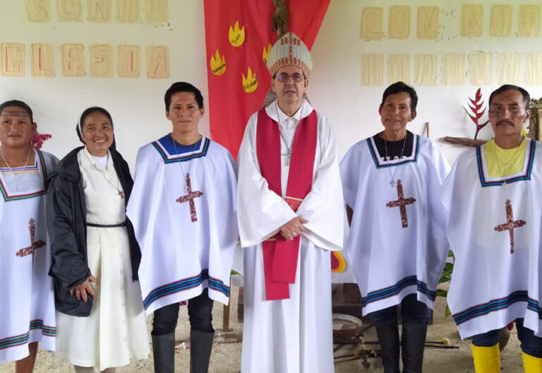 Rafael Cob, obispo de Puyo, confiere ministerios a indígenas
