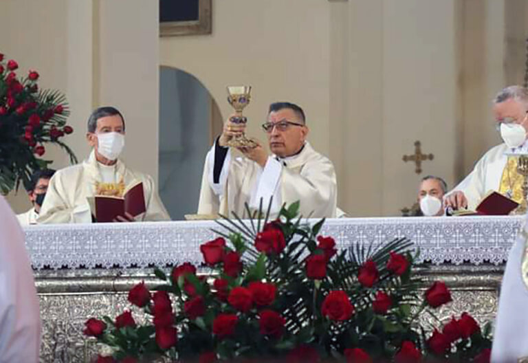 Oscar Urbina consagra a Colombia al Corazón de Jesús