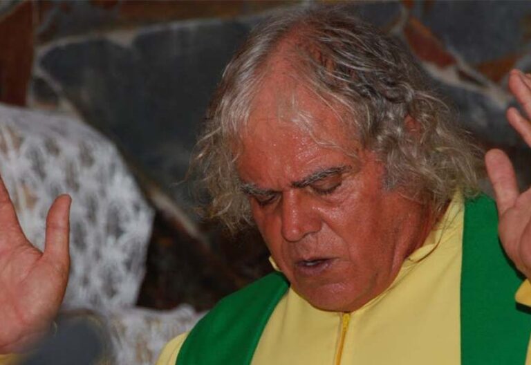 La Fiscalía denuncia al sacerdote canario Fernando Báez por justificar la violencia machista