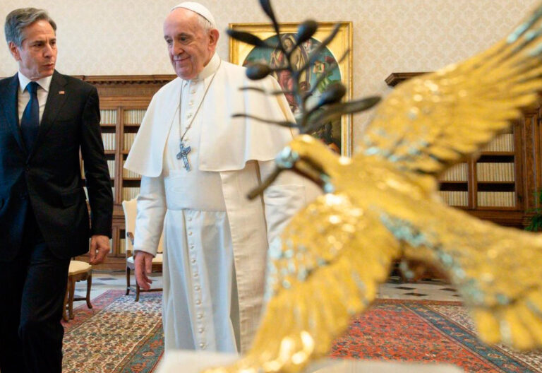El papa Francisco, con el secretario de Estado de Estados Unidos, Antony Blinken, en el Vaticano