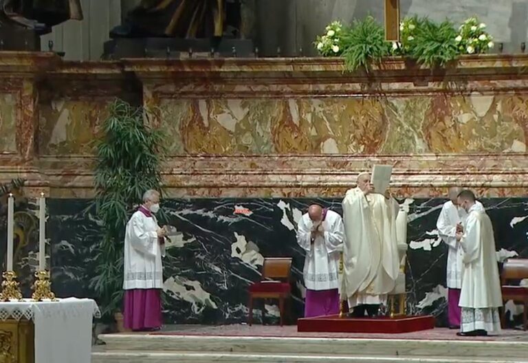 Francisco en el Corpus: “La Iglesia no es un círculo cerrado, sino una comunidad con los brazos