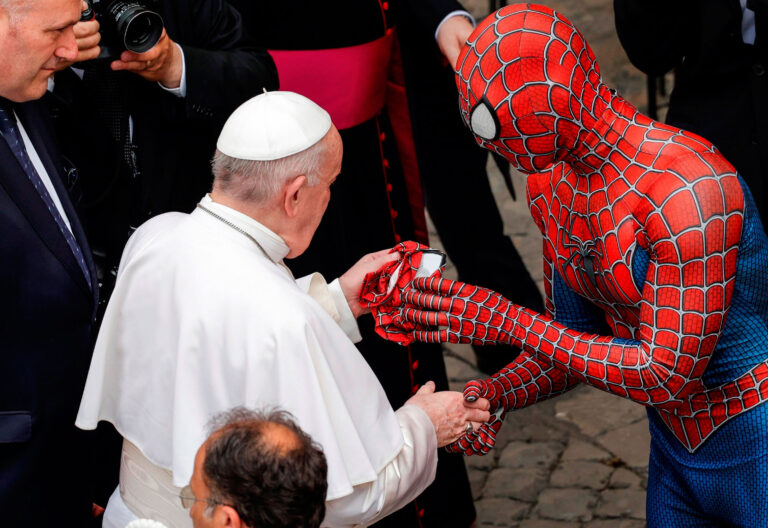 El papa Francisco conoce a Spiderman