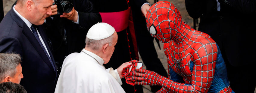 El papa Francisco conoce a Spiderman