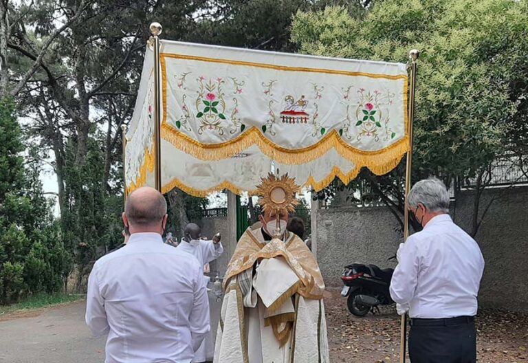Un palio de seda desde Vietnam para una parroquia de Valencia