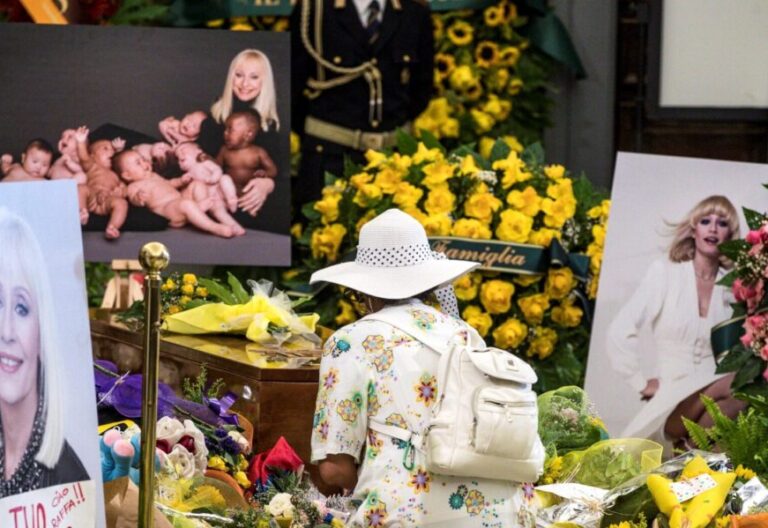 El funeral de la Carrà: “El cielo es una fiesta y Rafaella está en primera fila”