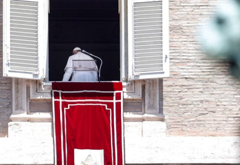 El papa Francisco, operado de una estenosis diverticular del colon