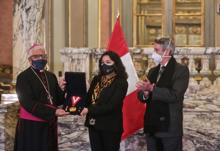 Miguel Cabrejos recibe condecoración