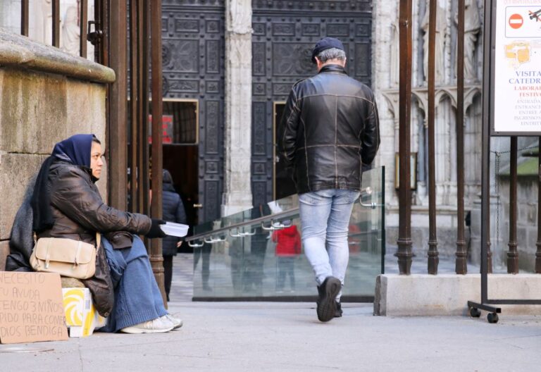 persona pidiendo limosna