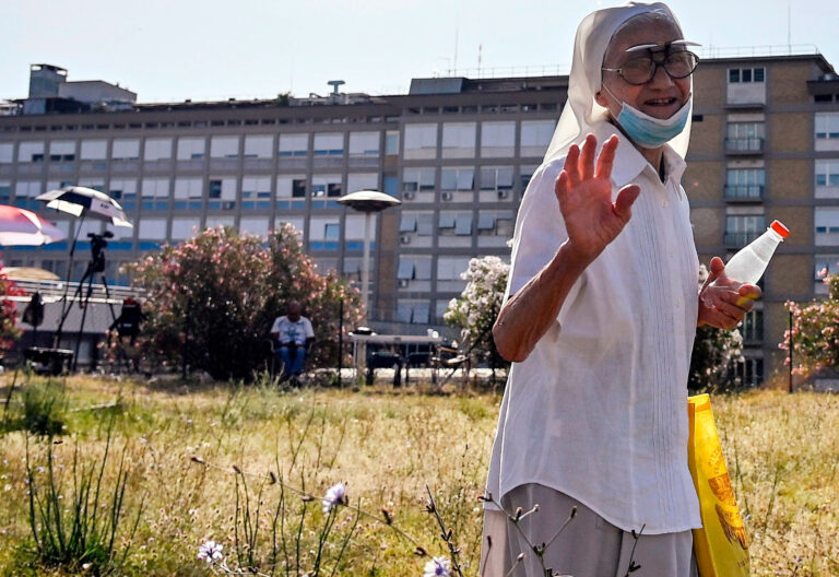 Una religiosa pasa por delante del Gemelli, donde permanece ingresado el Papa