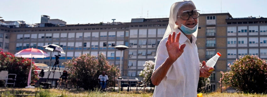 Una religiosa pasa por delante del Gemelli, donde permanece ingresado el Papa