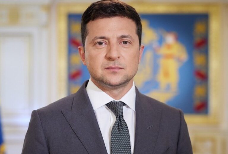 El presidente de Ucrania telefonea al Papa y le recuerda que el país le espera