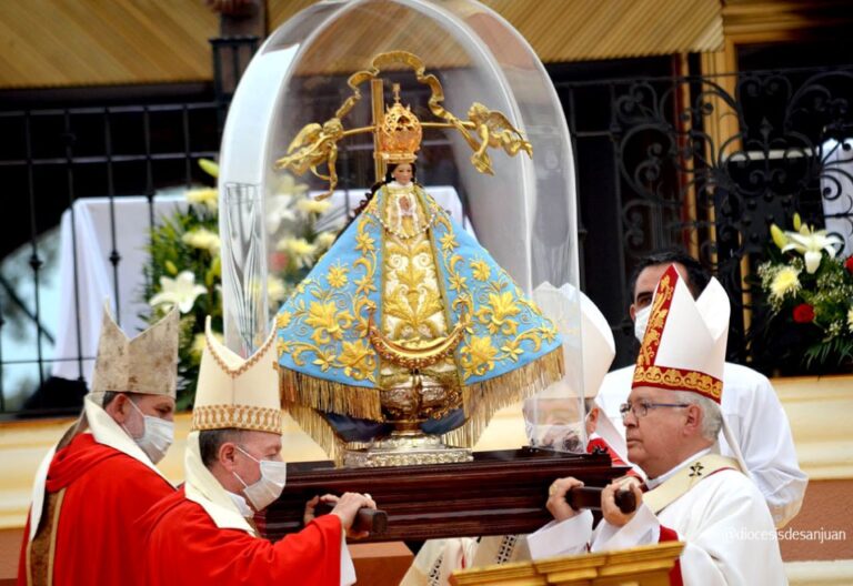 obispos cargan a la Virgen de San Juan de los Lagos