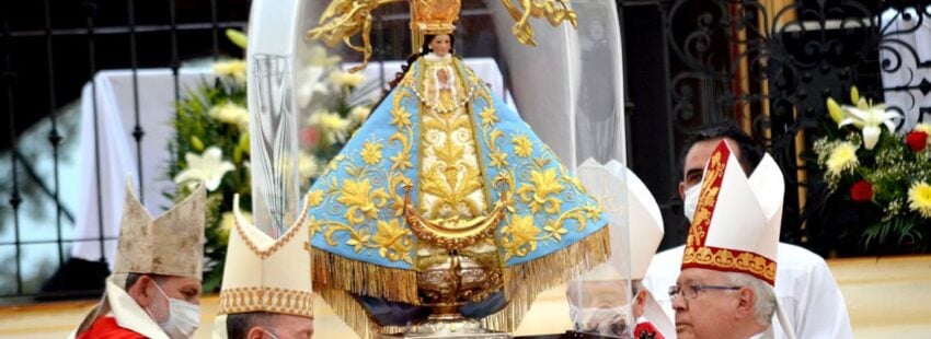 obispos cargan a la Virgen de San Juan de los Lagos