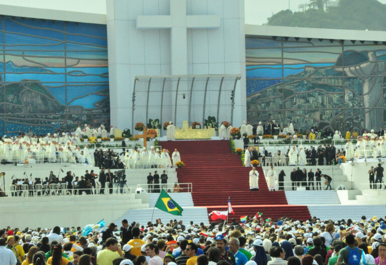 Eucaristía en la misa de clausura de la XXVIII Jornada Mundial de la Juventud que ha oficiado en la playa de Copacabana de Río de Janeiro