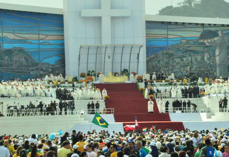 Eucaristía en la misa de clausura de la XXVIII Jornada Mundial de la Juventud que ha oficiado en la playa de Copacabana de Río de Janeiro