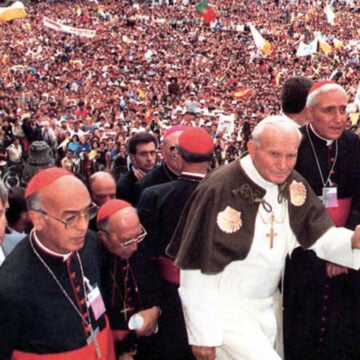 El cardenal Pironio, a la izquierda de Juan Pablo II, durante la JMJ de Santiago de Compostela en
