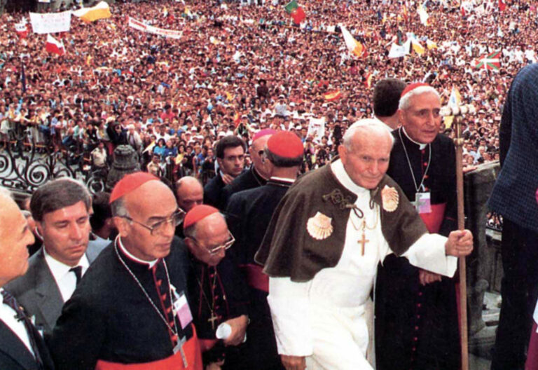 El cardenal Pironio, a la izquierda de Juan Pablo II, durante la JMJ de Santiago de Compostela en 1989