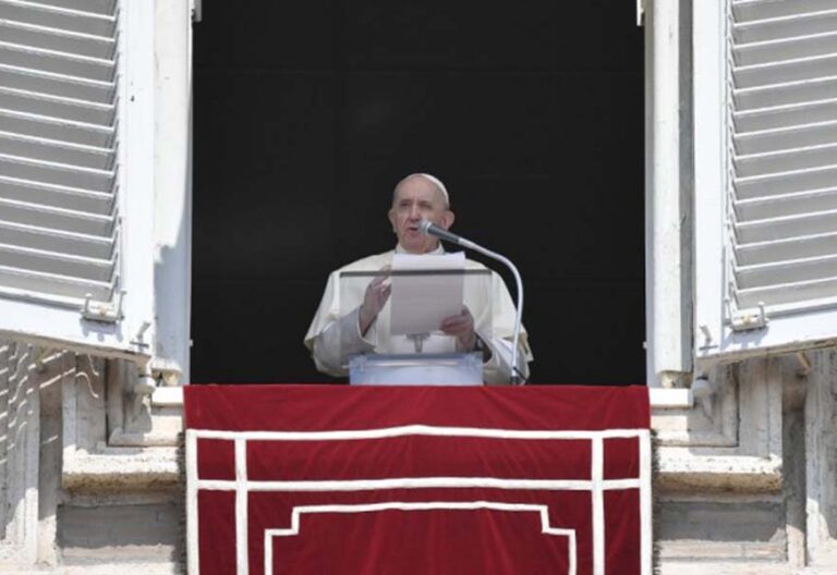 Francisco clama en el ángelus que “no podemos permanecer indiferentes” ante la situación de