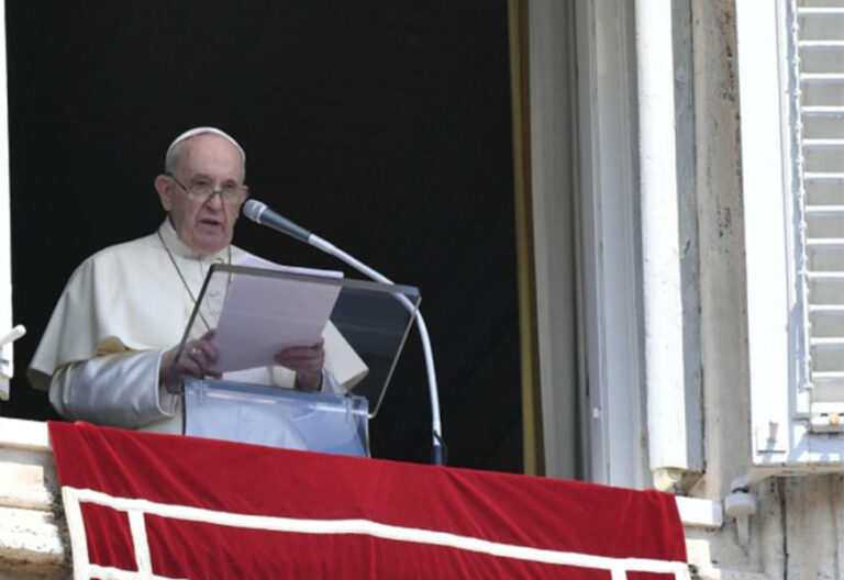 Francisco en el ángelus: “No nos sorprendamos si Jesucristo nos pone en crisis”