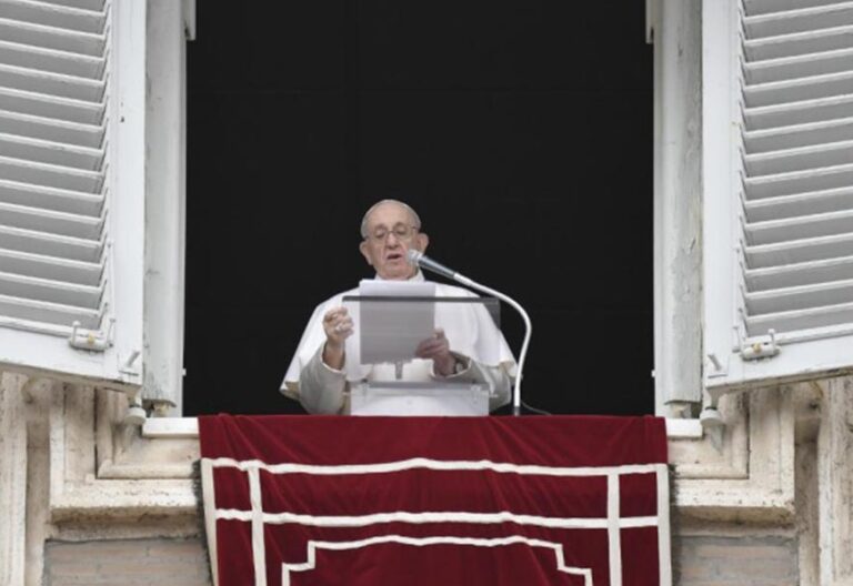 El Papa recuerda en el ángelus que “a ojos de Dios, el valor de una persona se mide por el