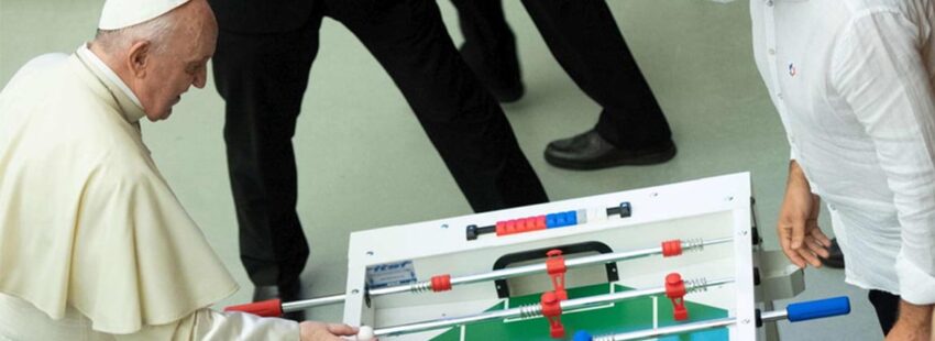 El papa Francisco termina la audiencia con una partida al futbolín