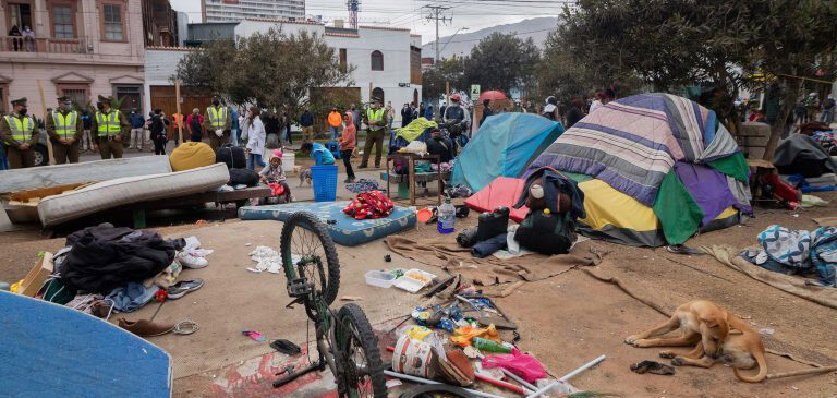 Chile: policía desaloja a inmigrantes en Iquique