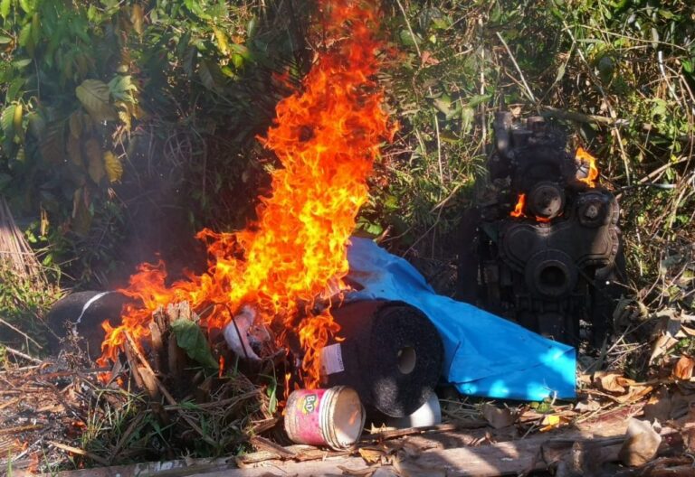 Indígenas de la selva peruana, amenazados de muerte por oponerse a la minería ilegal
