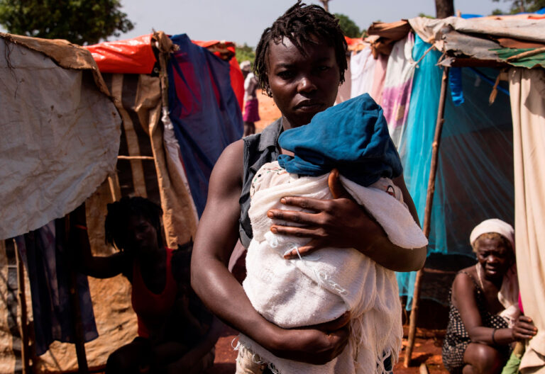 Una mujer con su bebé en uno de los campamentos improvisados en Haití tras el terremoto