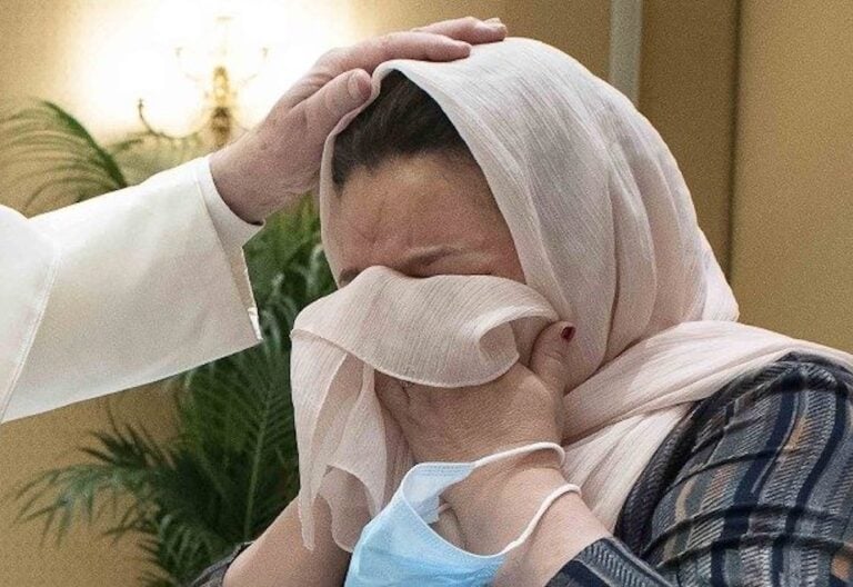 El Papa recibe en el Vaticano a tres familias afganas