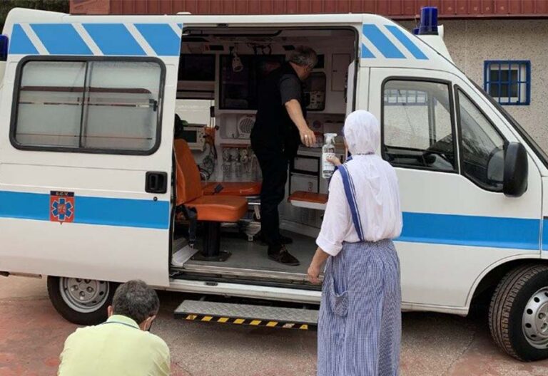 La Limosnería realiza pruebas PCR para que los refugiados afganos puedan ir a la escuela